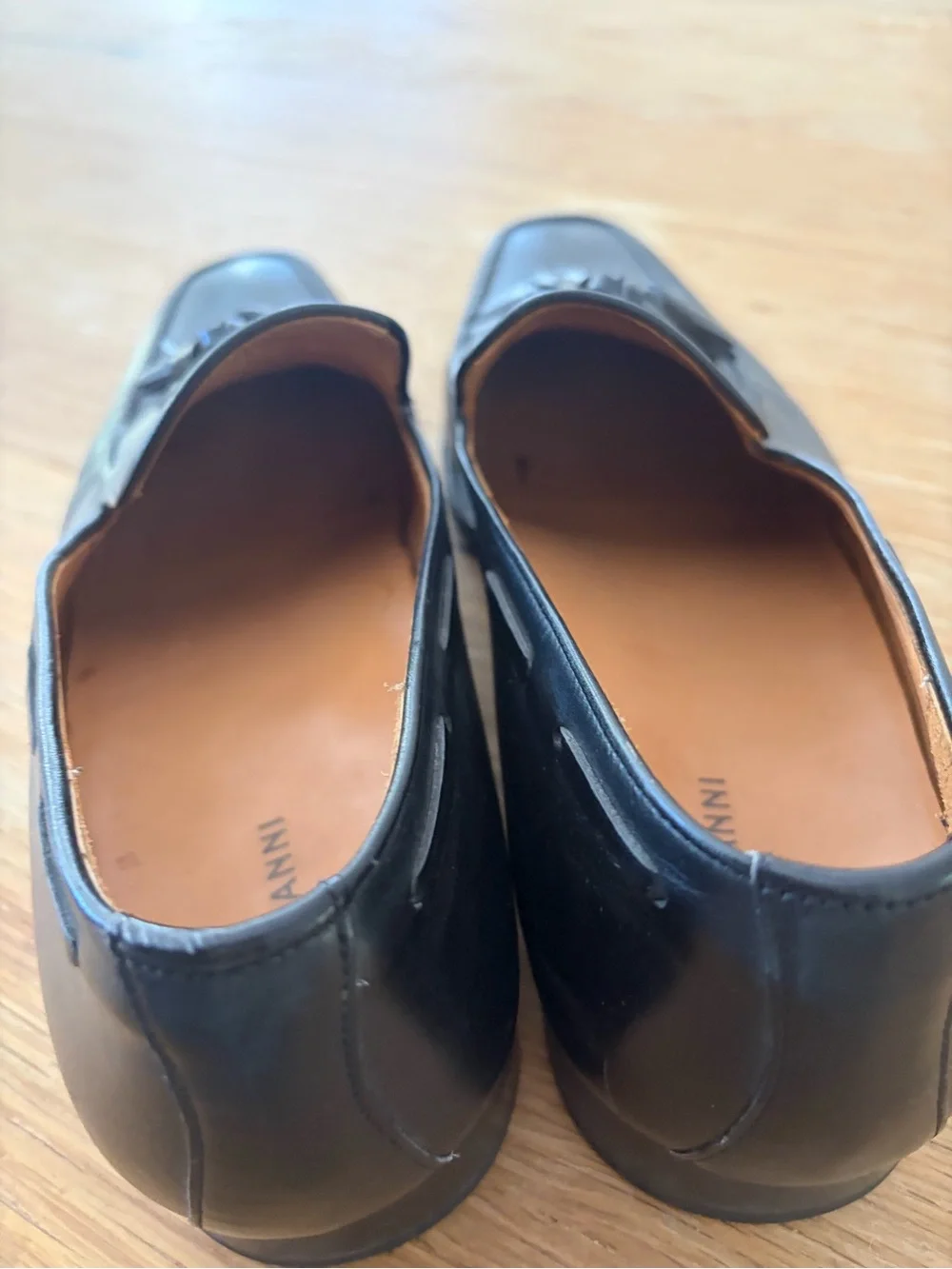 Magnanni Black Leather Tassel Slip-On Loafers